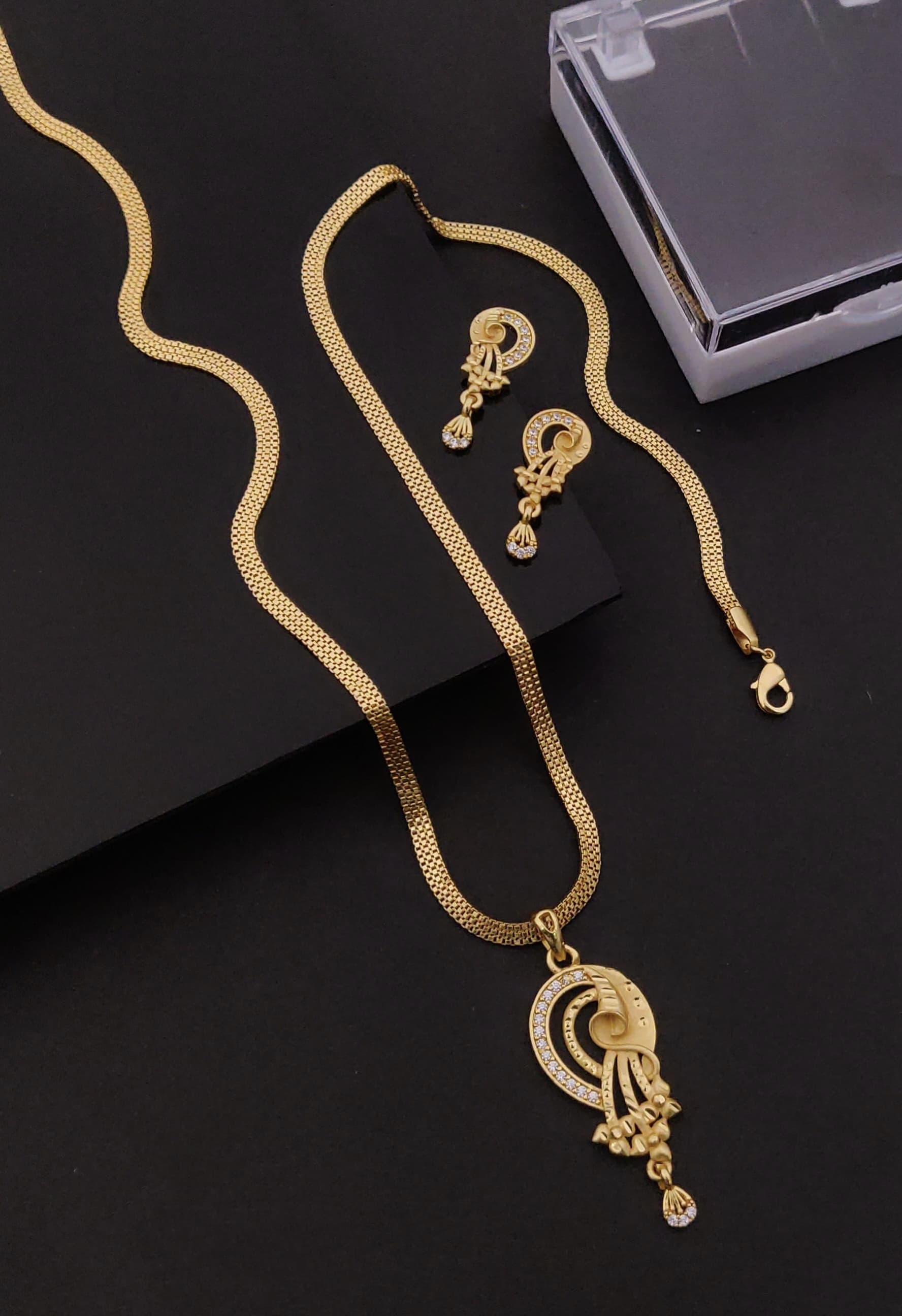 Elegance Fancy Look Pendal Set With Chain And Earring
